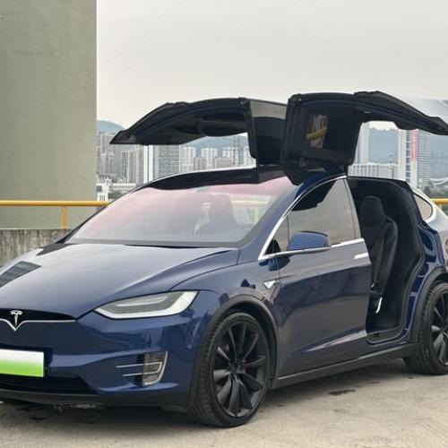 Model X 2016 P90D Signature Red